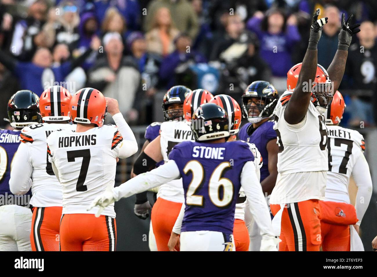 Baltimore, États-Unis. 12 novembre 2023. Les Browns de Cleveland placent le kicker Dustin Hopkins (7 ans) et ses coéquipiers célèbrent un field goal de 40 yards alors que le temps expire au quatrième quart-temps pour vaincre les Ravens de Baltimore 33-31 au M&T Bank Stadium de Baltimore, Maryland, le dimanche 12 novembre 2023. Photo de David Tulis/UPI crédit : UPI/Alamy Live News Banque D'Images