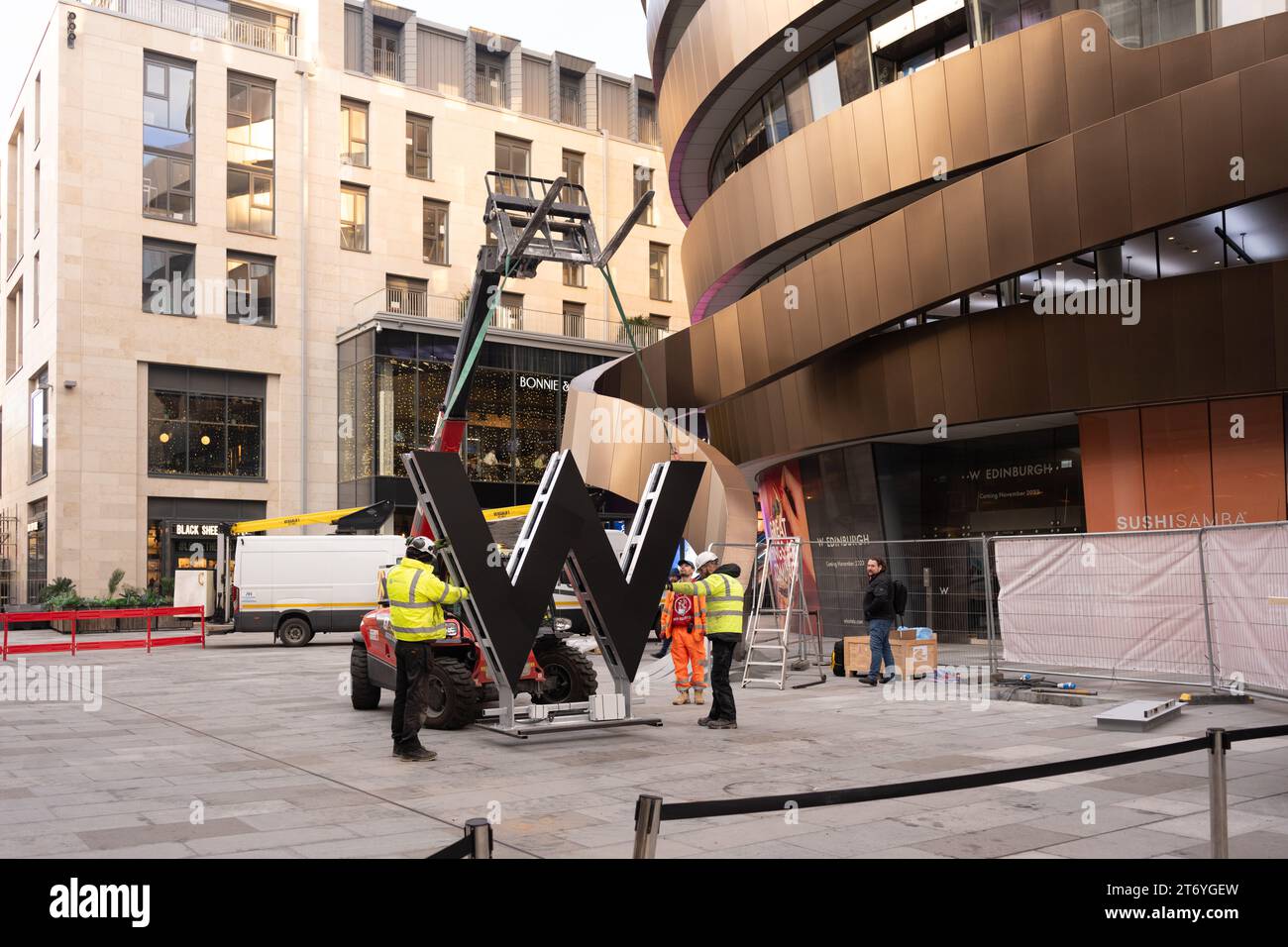 W Hôtel Édimbourg. Installation de panneaux géants W avant l'ouverture plus tard dans le mois de novembre 2023, Édimbourg Écosse, Royaume-Uni Banque D'Images