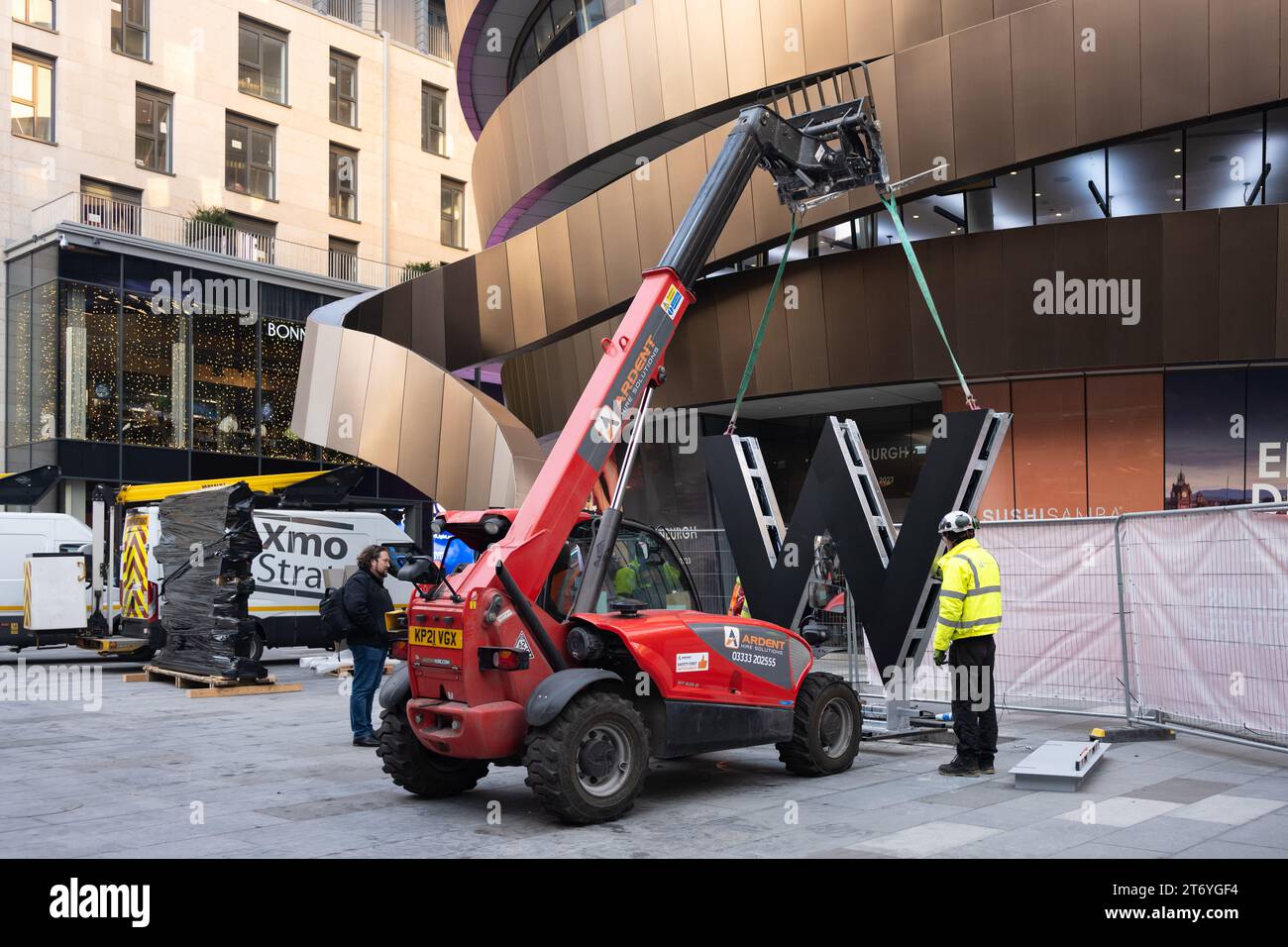 W Hôtel Édimbourg. Installation de panneaux géants W avant l'ouverture plus tard dans le mois de novembre 2023, Édimbourg Écosse, Royaume-Uni Banque D'Images