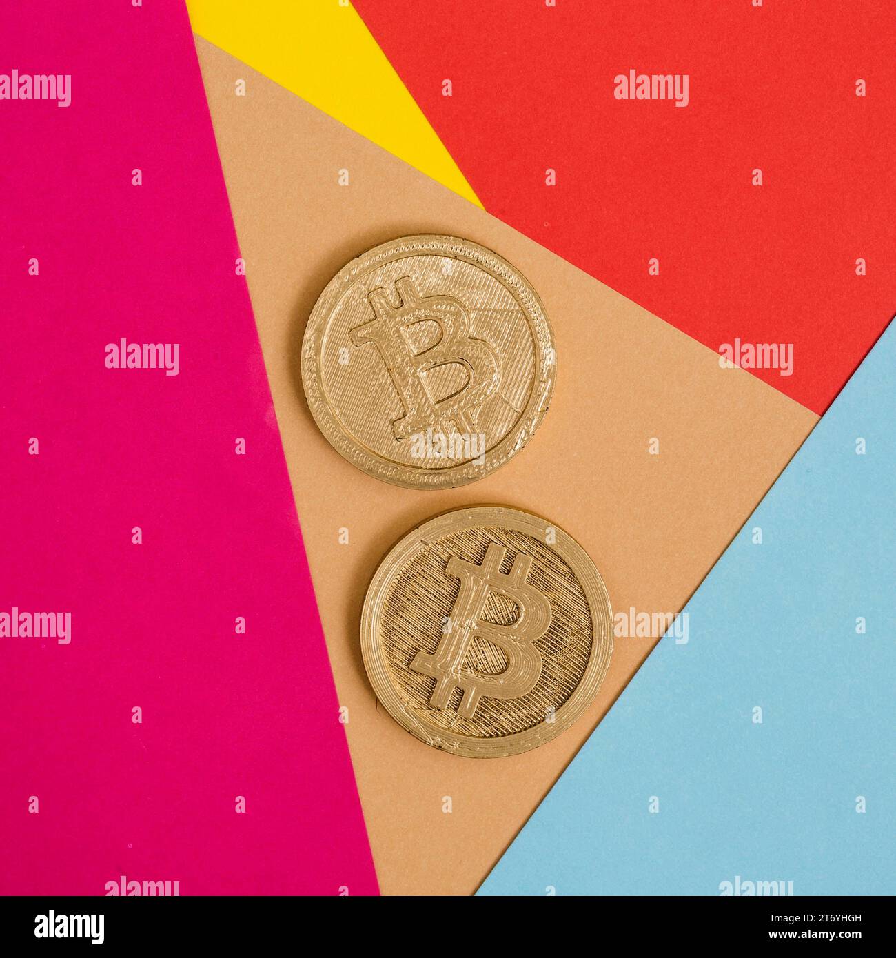 Deux bitcoins beaucoup de fond coloré Banque D'Images