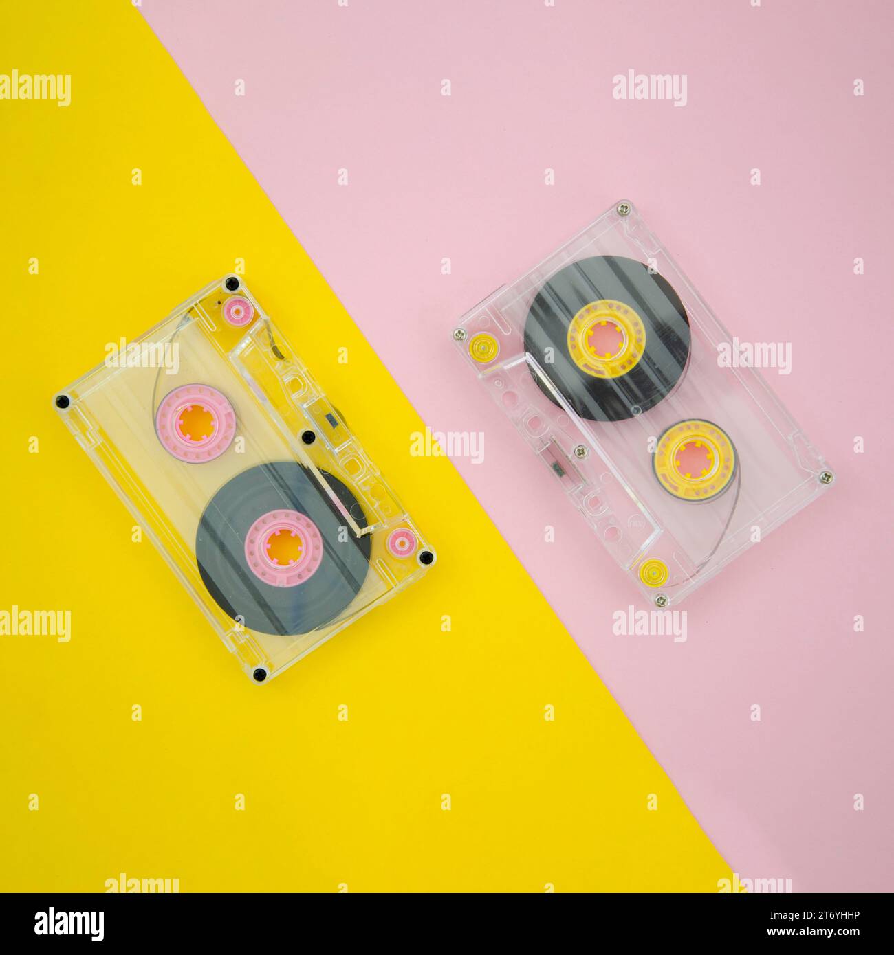 Vue de dessus cassette transparente fond vibrant Banque D'Images