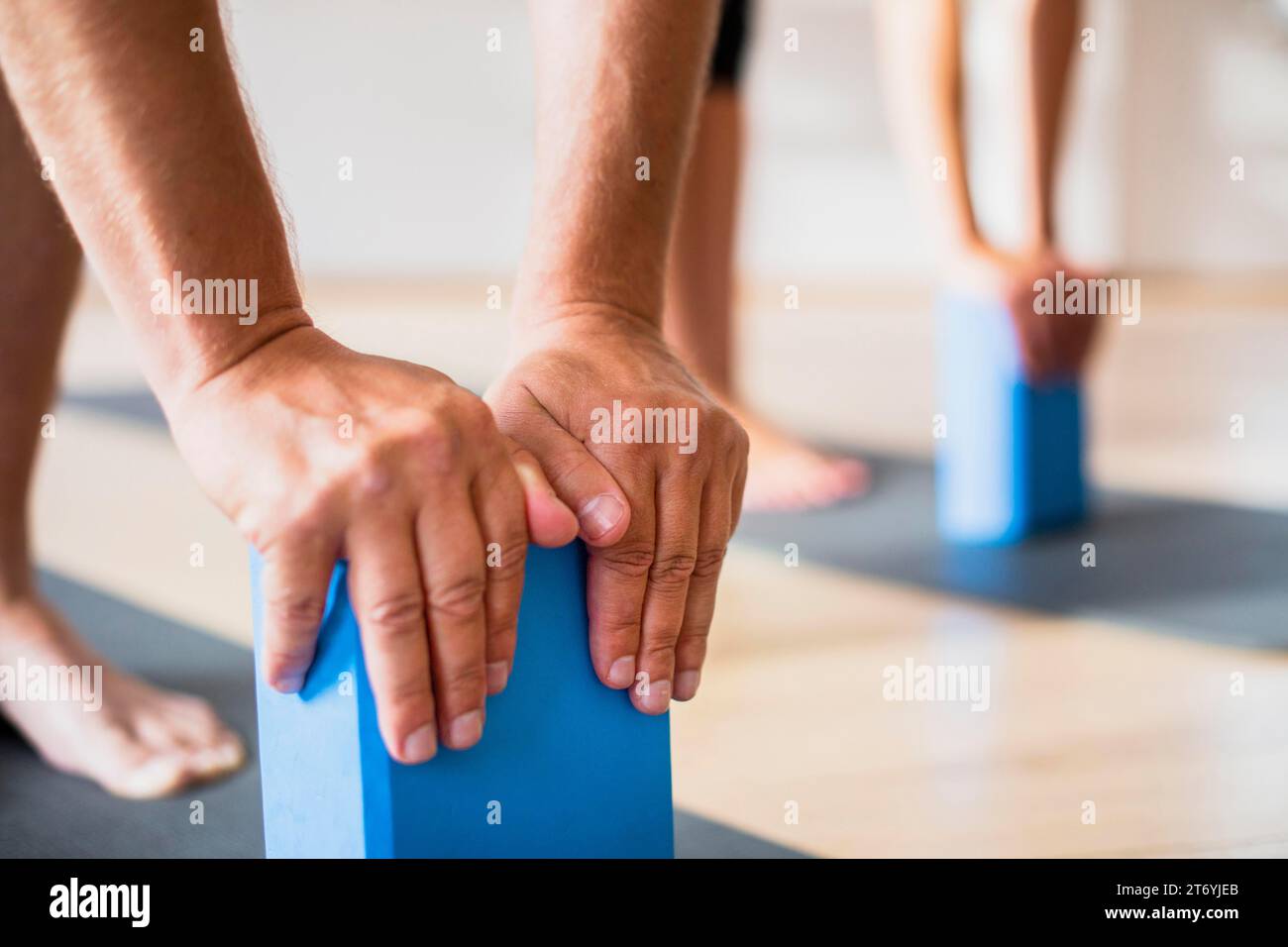 Rapprochez-vous de vos amis qui s'entraînent avec des blocs de Pilates Banque D'Images