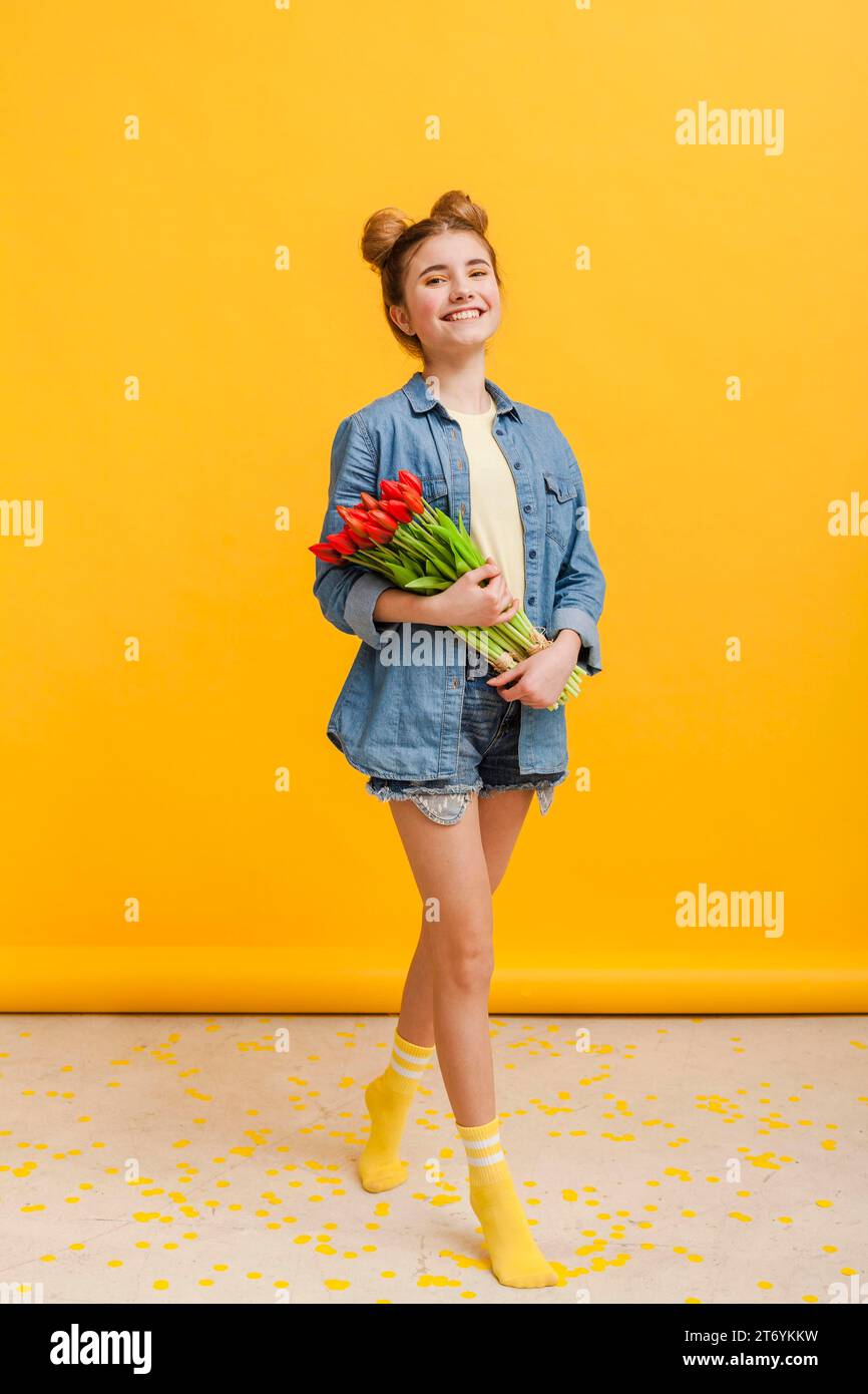 Fille avec des fleurs de chaussettes jaunes Banque D'Images