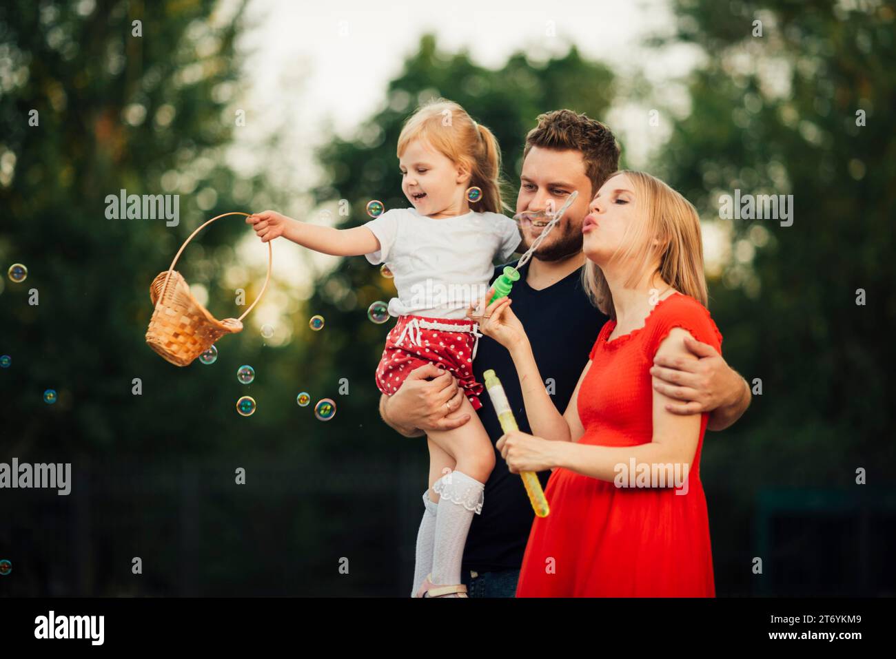 Amusez-vous en famille tout en soufflant des bulles de savon Banque D'Images