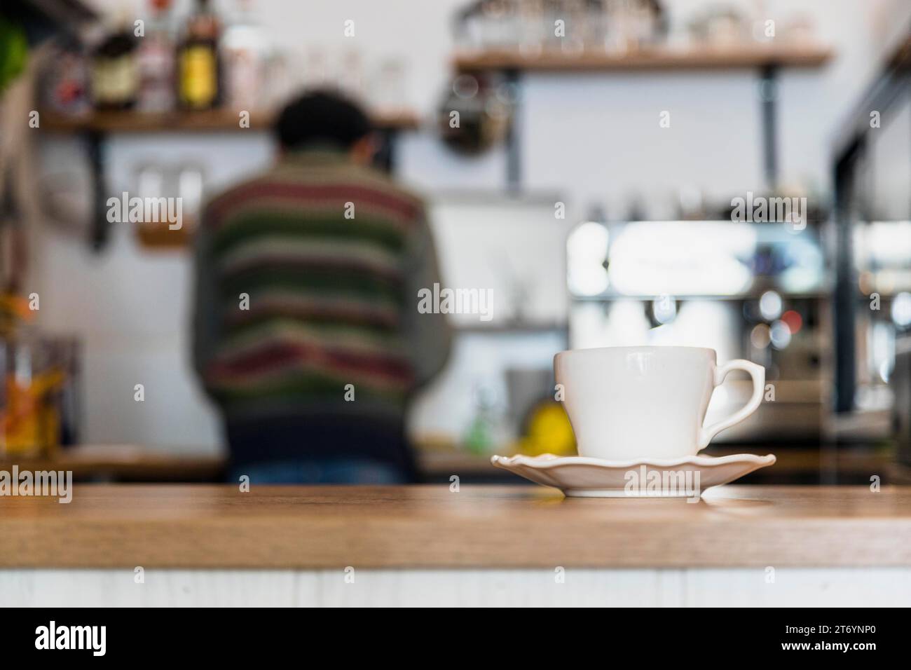 Comptoir à café blanc avec soucoupe pour tasse à café Banque D'Images