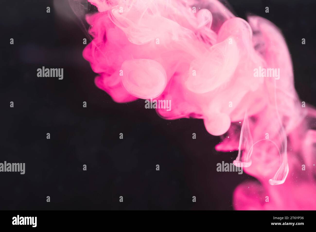 Écran noir fumée rose artistique puissant Banque D'Images