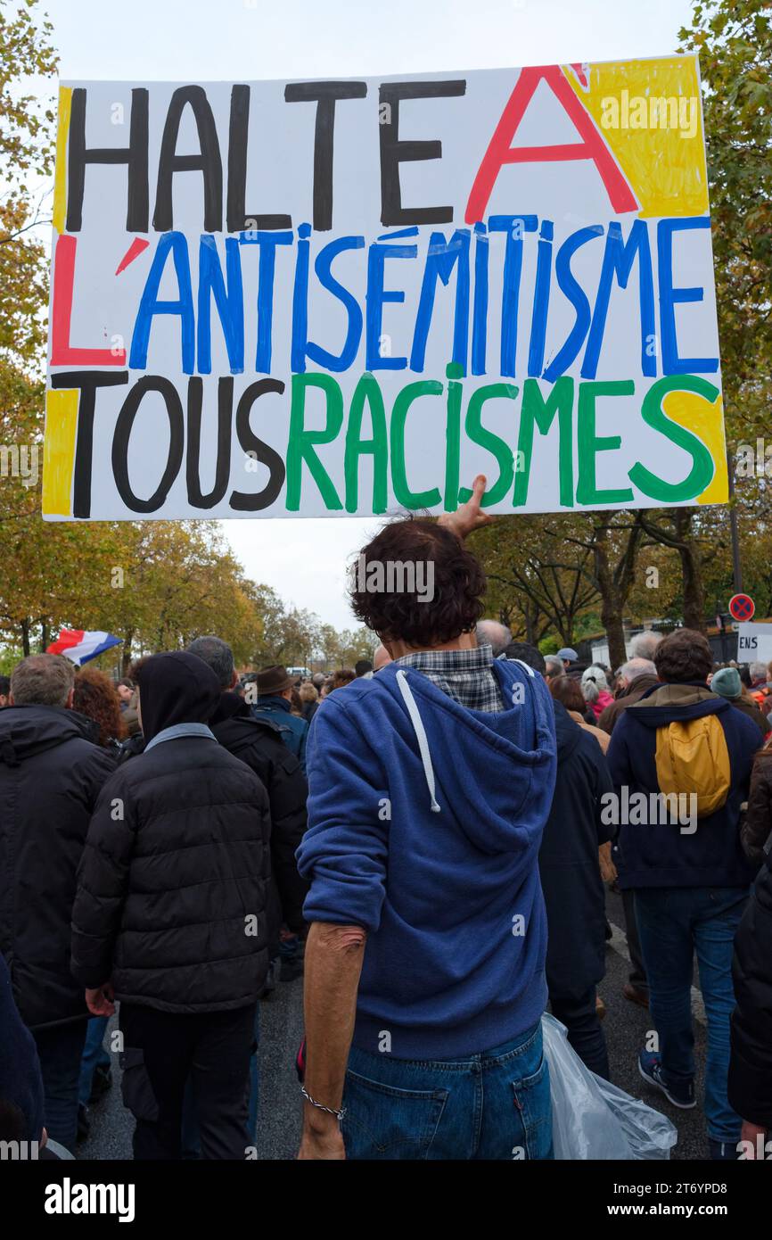 Les français Unis contre l'antisémitisme ont défilé dans Paris, sauf pour les partis politiques. Le RN de Marine le Pen fermait la marche Banque D'Images