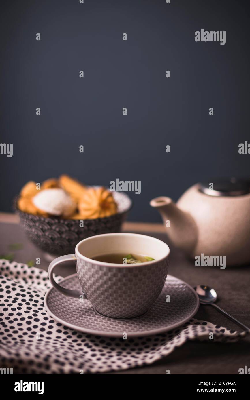 Fermer la tisane avec fond de théière de biscuits de bol Banque D'Images