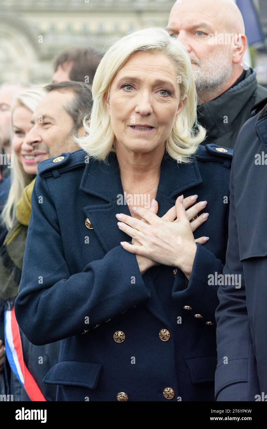 Les français Unis contre l'antisémitisme ont défilé dans Paris, sauf pour les partis politiques. Le RN de Marine le Pen fermait la marche Banque D'Images