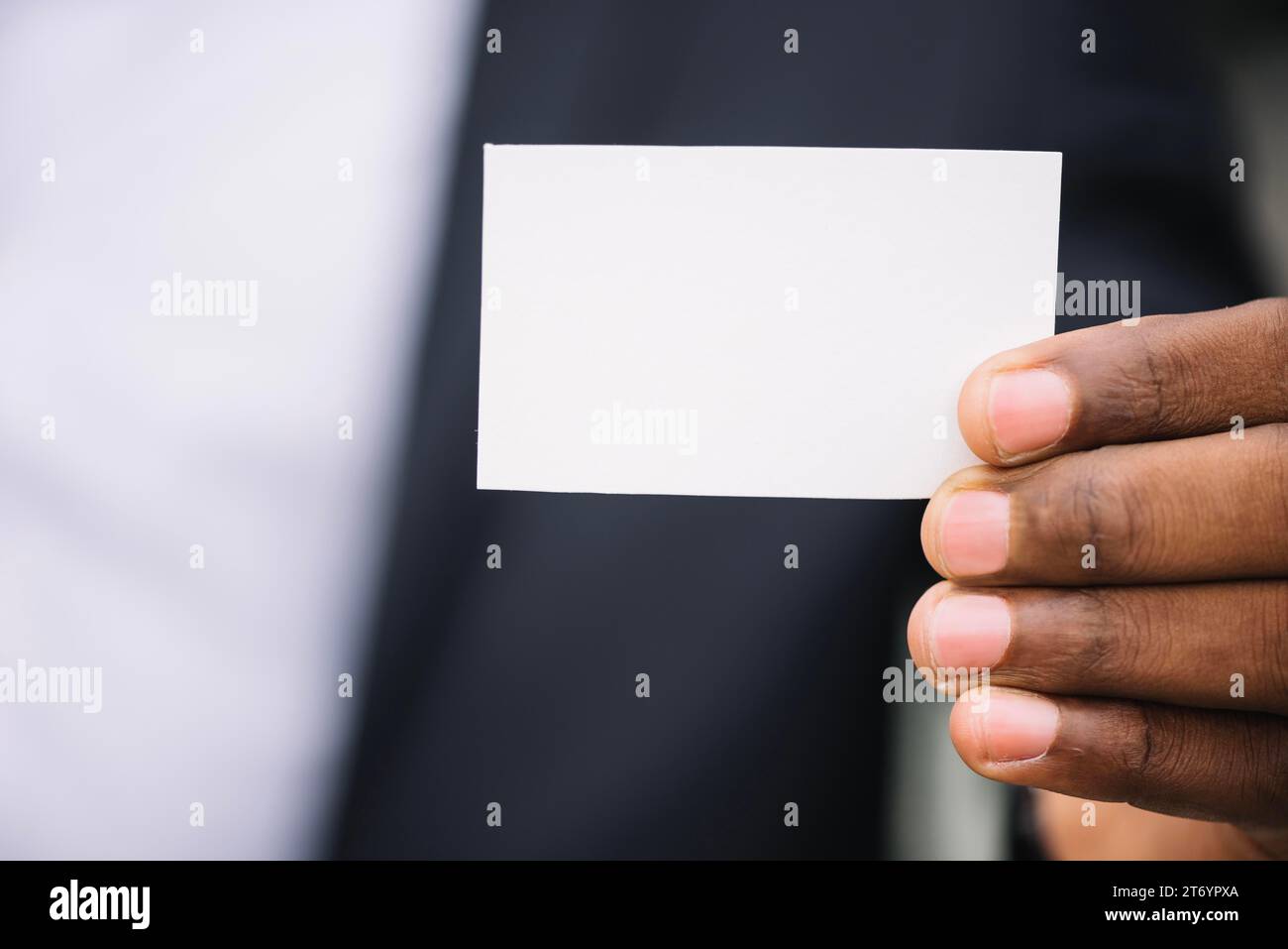Crop man montrant la carte de visite Banque D'Images