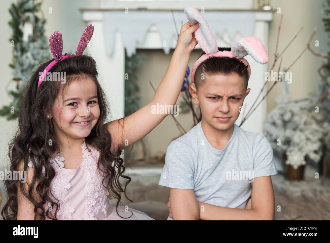 Jolie fille avec oreilles de lapin garçon offensé Banque D'Images