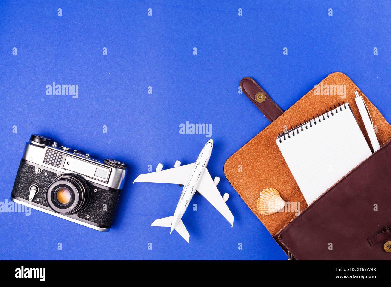 Appareil photo rétro près de l'étui d'avion jouet avec bloc-notes Banque D'Images Appareil photo rétro près de l'étui d'avion jouet avec bloc-notes Banque D'Images