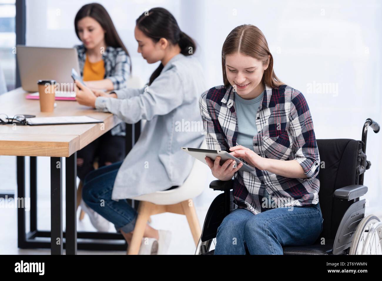 Femme souriante avec tablette Banque D'Images