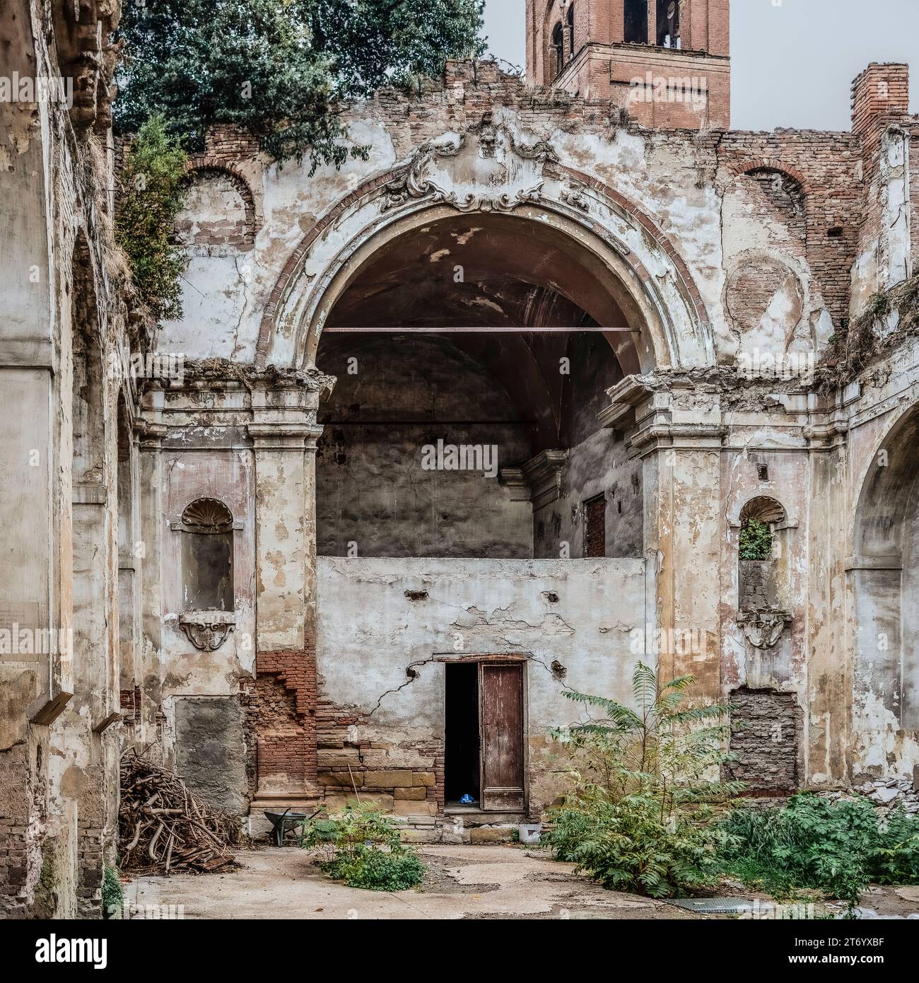 Ruines d'une église sans toit dans le quartier du centre-ville de Bologne ; Emilie-Romagne, Italie Banque D'Images