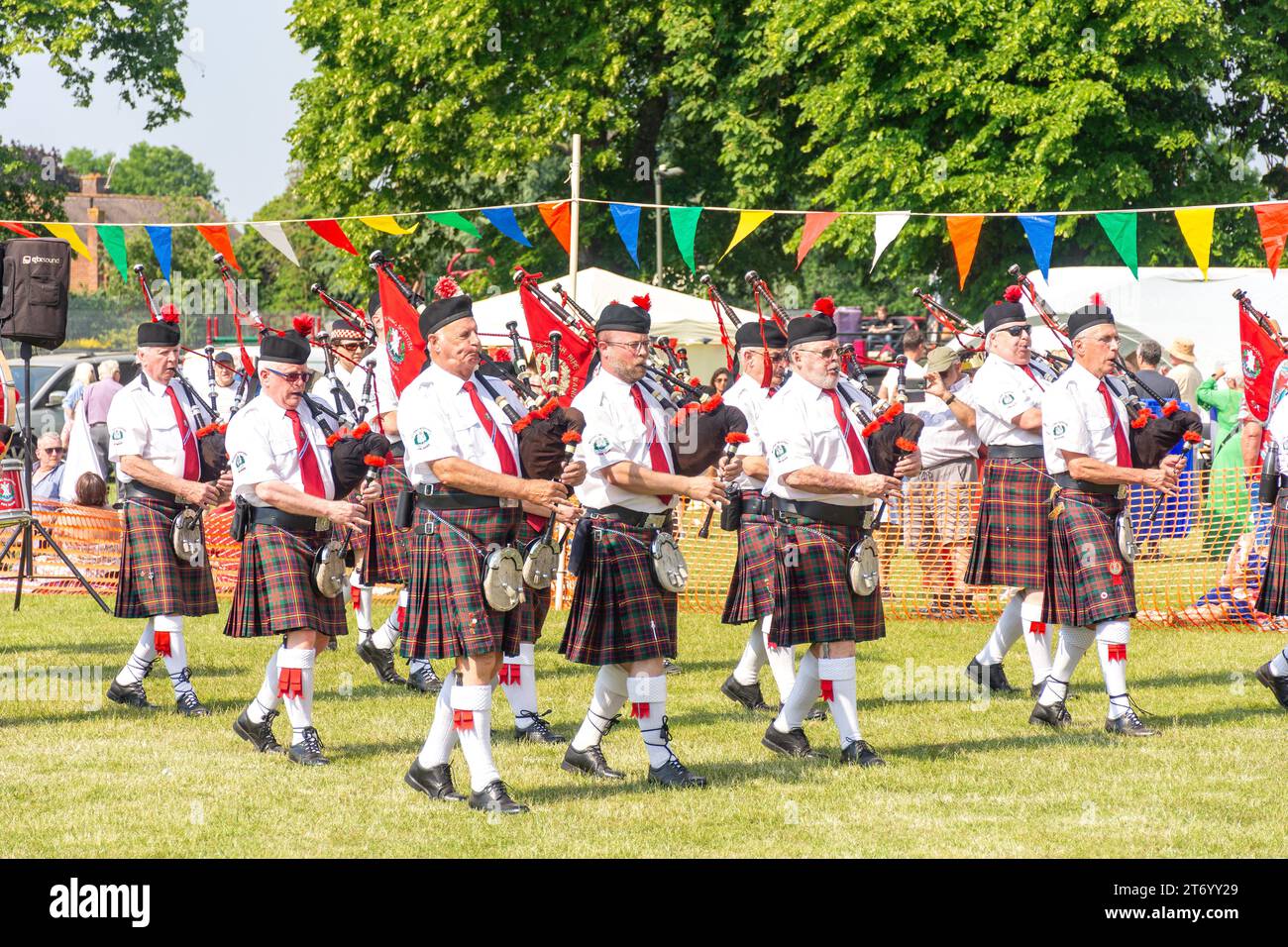 Lecture Scottish Pipe Band, Old Windsor Carnival, terrain de loisirs, St Luke's Road, Old Windsor, Berkshire, Angleterre, Royaume-Uni Banque D'Images
