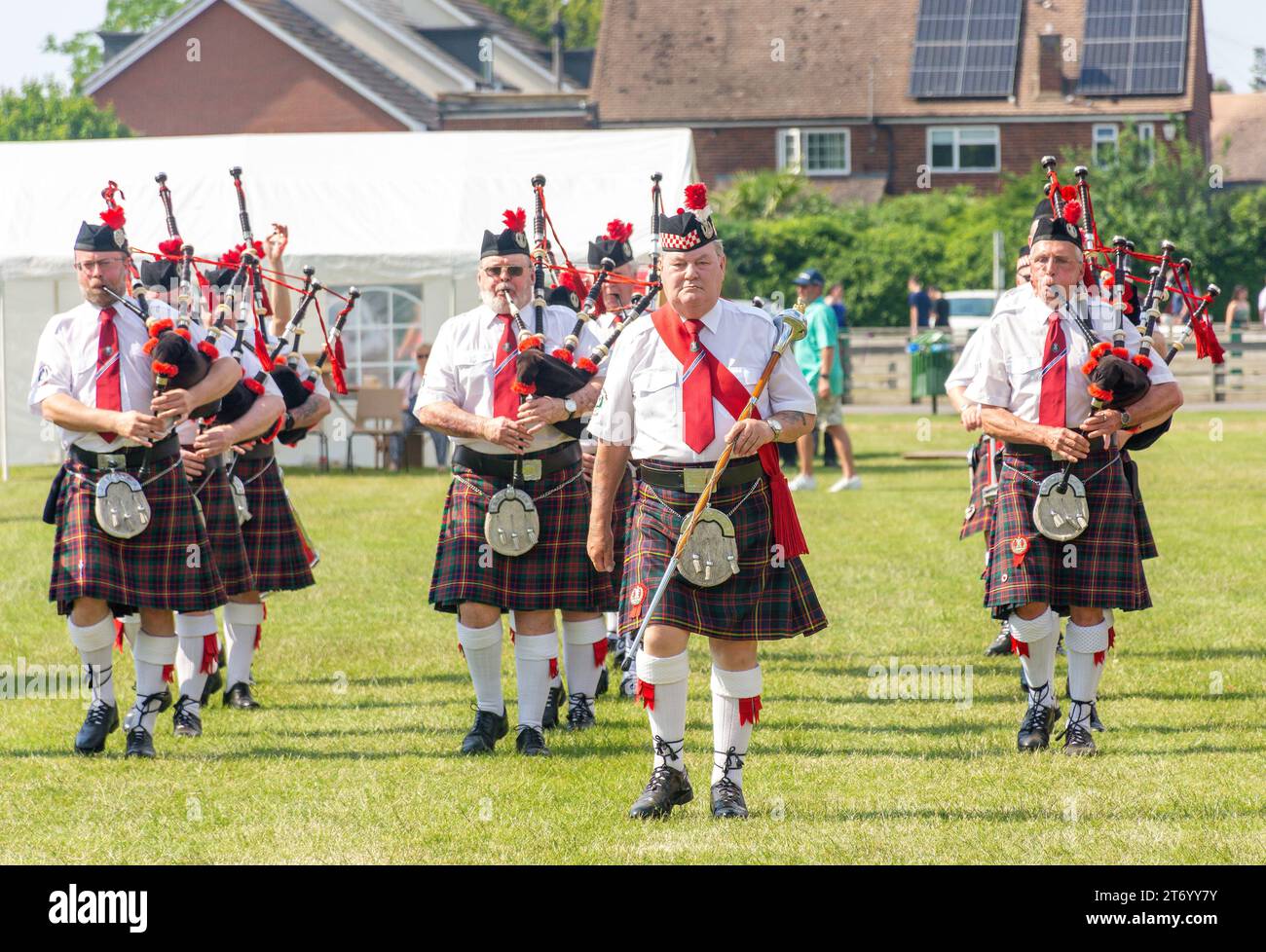 Lecture Scottish Pipe Band, Old Windsor Carnival, terrain de loisirs, St Luke's Road, Old Windsor, Berkshire, Angleterre, Royaume-Uni Banque D'Images