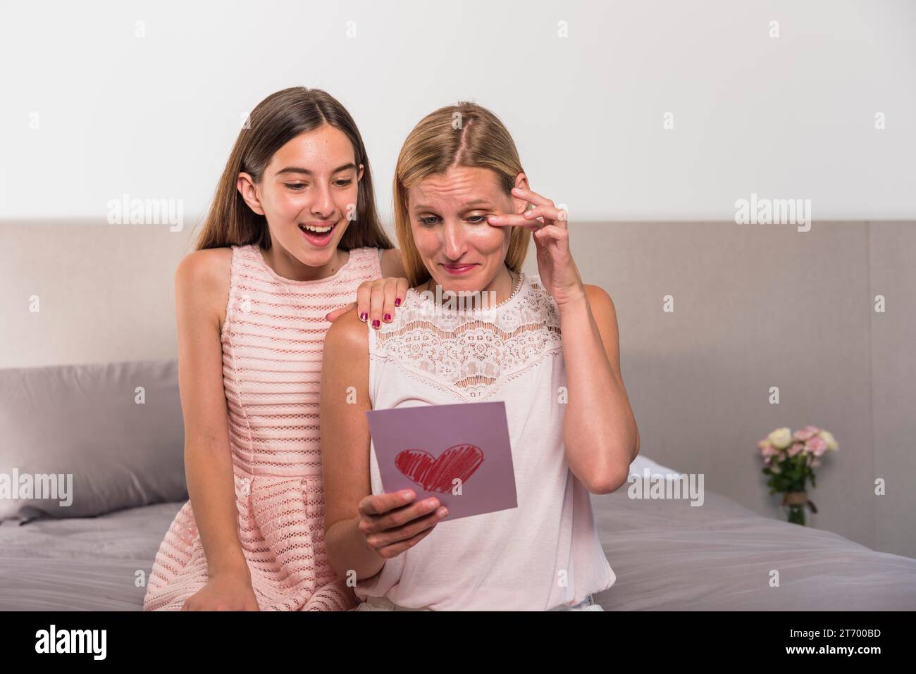 Fille affectée larmes mère lisant carte de voeux Banque D'Images
