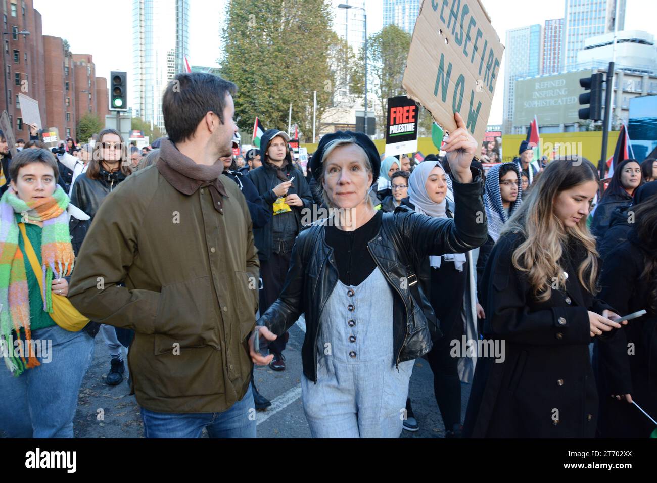 La manifestation pro-palestinienne le jour de l'Armistice 11 novembre 2023 dans le centre de Londres. Banque D'Images
