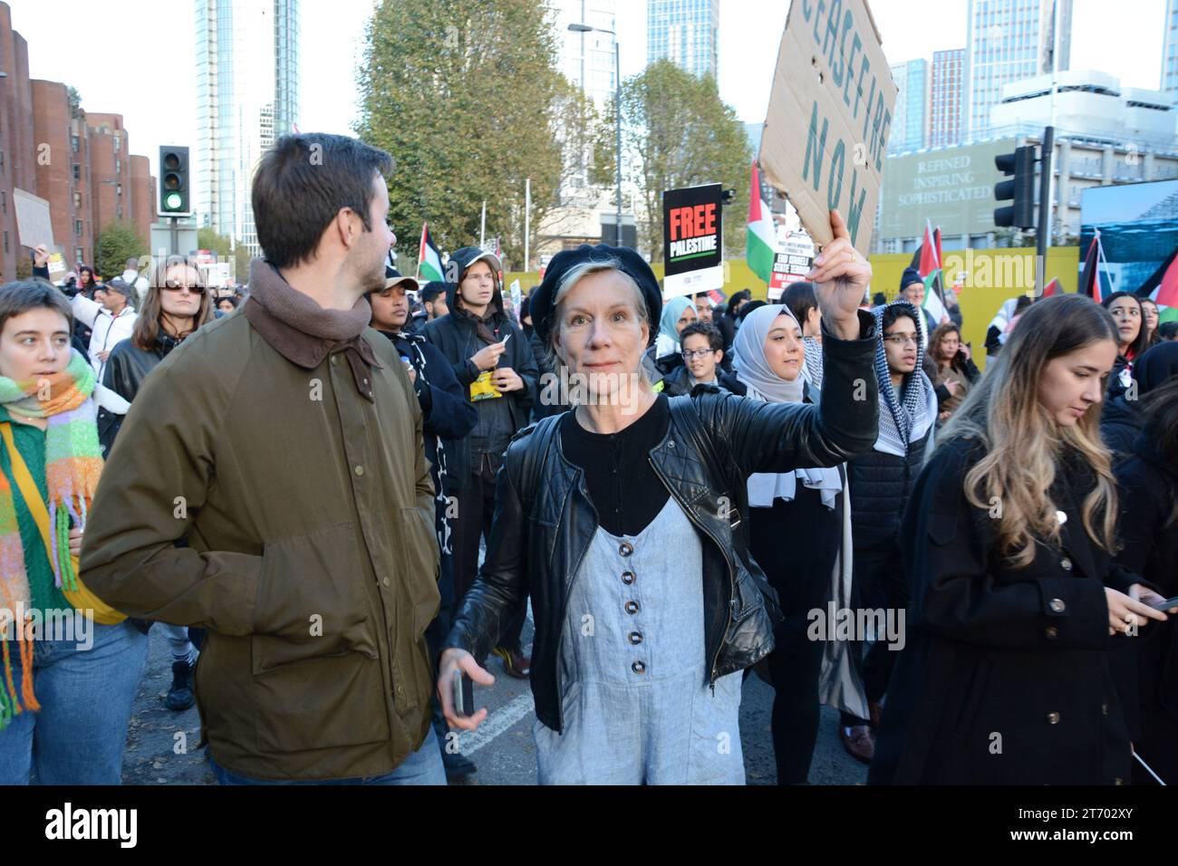 La manifestation pro-palestinienne le jour de l'Armistice 11 novembre 2023 dans le centre de Londres. Banque D'Images