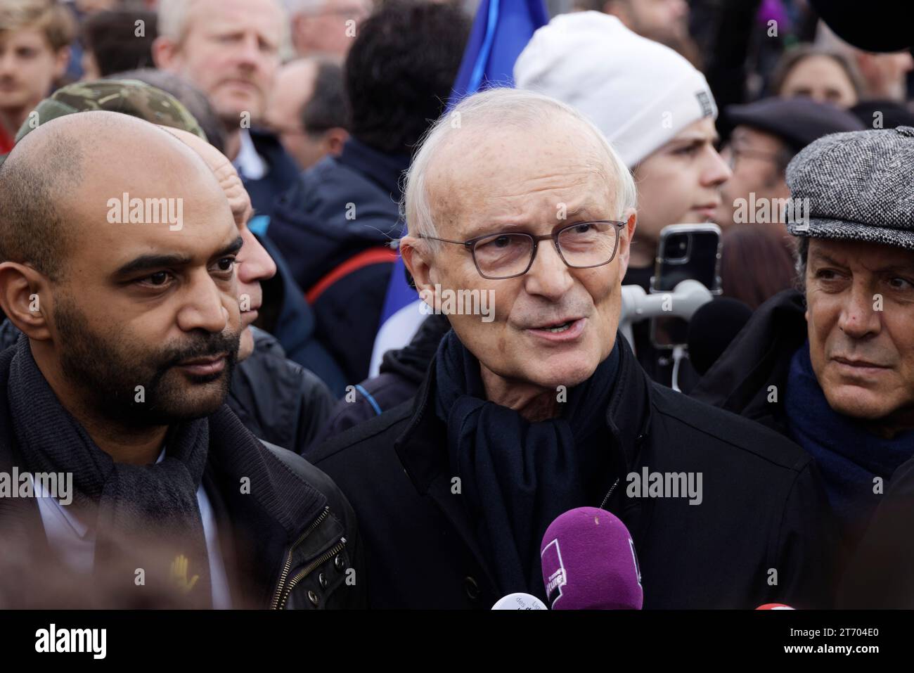 Paris, France. 12 novembre 2023. Dominique Sopo, président de SOS racisme, et Michel Gollac, sociologue, participent à la marche civique pour la République et contre l’antisémitisme, à l’initiative de Gérard Larcher et Yael Braun-Pivet, le 12 novembre 2023 à Paris. Crédit : Bernard Menigault/Alamy Live News Banque D'Images