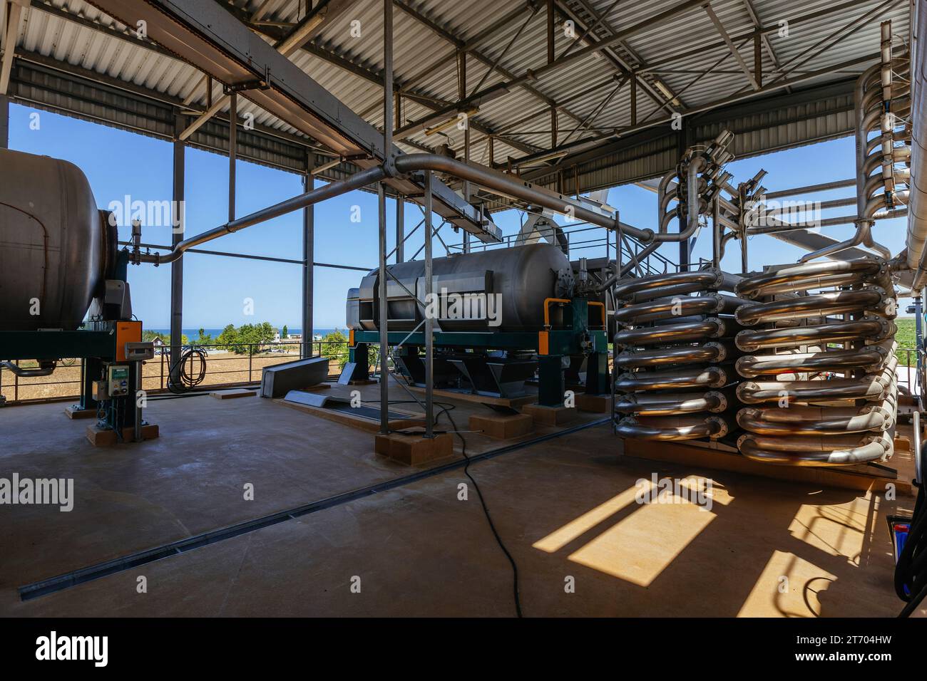 Équipement de presse pneumatique et tube ondulé de type coaxial dans la chaîne de production moderne de cave. Banque D'Images