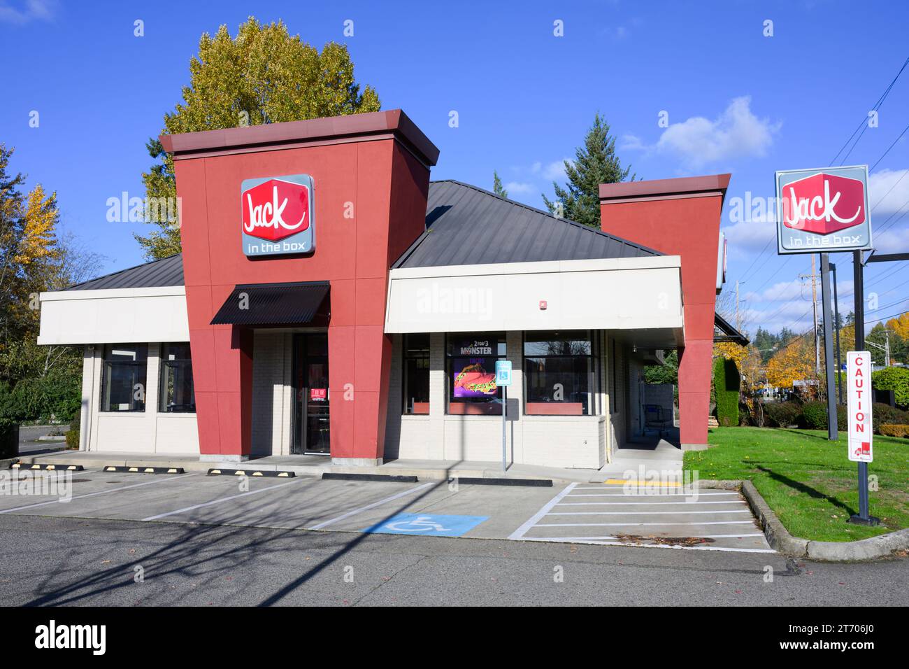 Lynnwood, WA, États-Unis - 8 novembre 2023 ; bâtiment de restauration rapide Jack in the Box avec enseigne et logo Banque D'Images