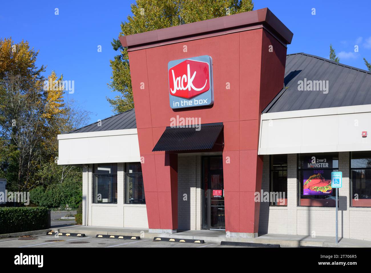 Lynnwood, WA, États-Unis - 8 novembre 2023 ; façade avec signe et marque du restaurant de restauration rapide Jack in the Box Banque D'Images