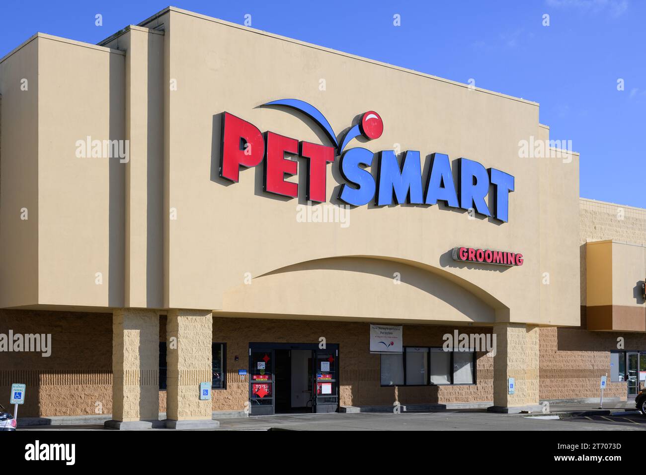 Lynnwood, WA, USA - 8 novembre 2023 ; façade avec le nom et le logo de la marque PetSmart animalerie Banque D'Images