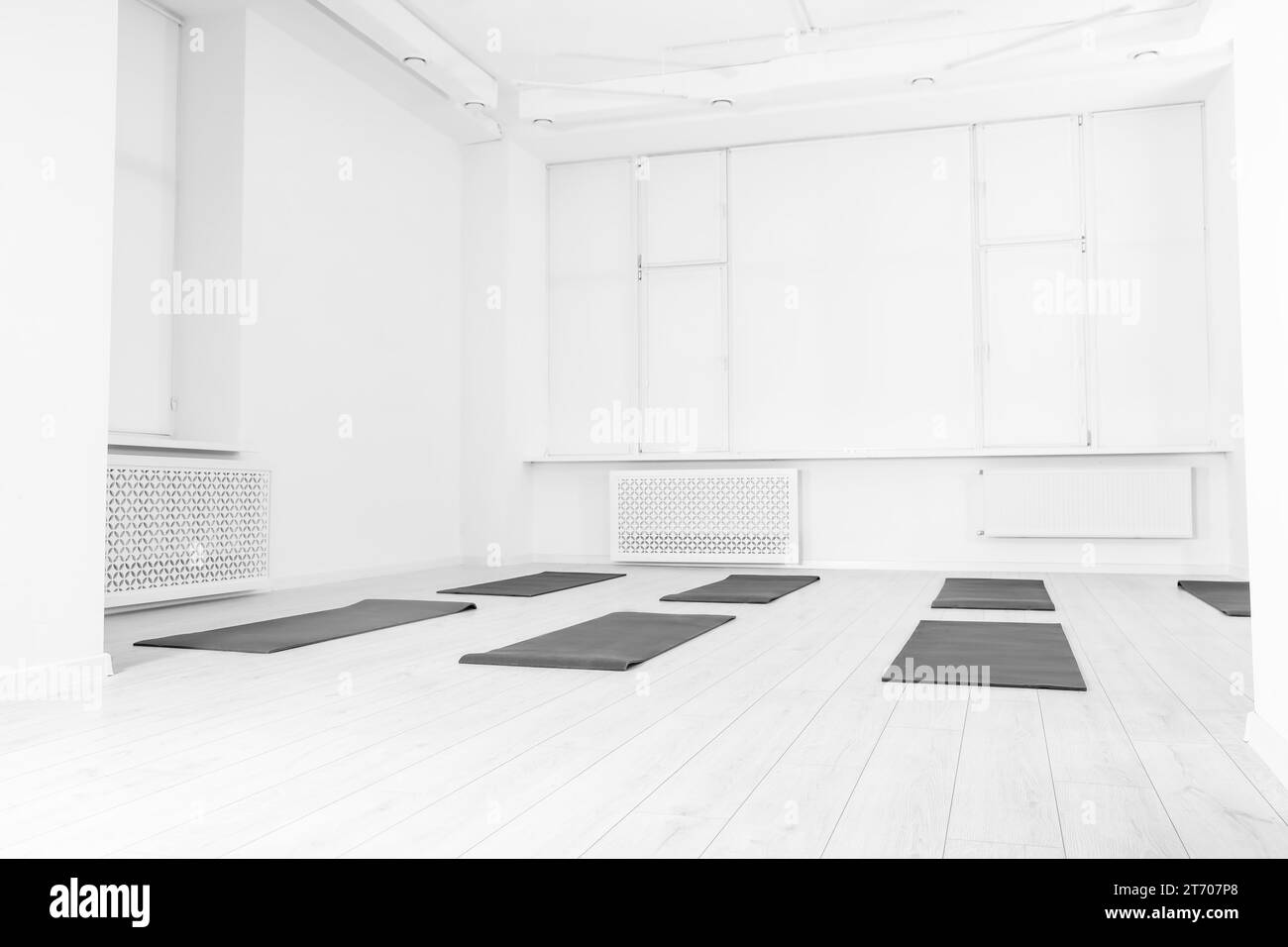 Studio de yoga spacieux avec tapis d'exercice, vue à faible angle Banque D'Images