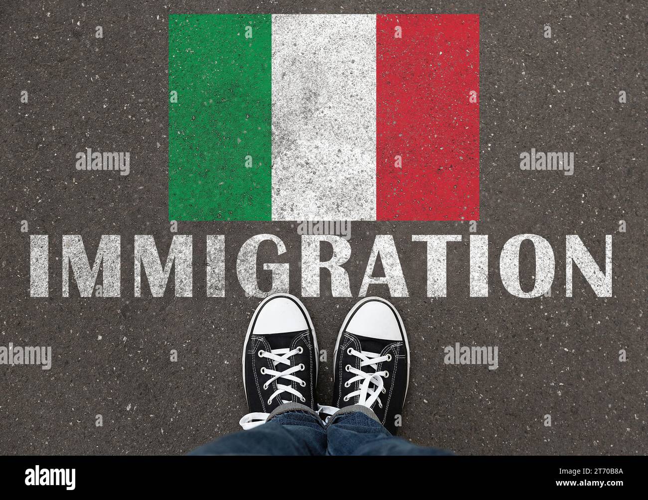 Immigration. Femme debout sur l'asphalte près du drapeau de l'Italie, vue de dessus Banque D'Images