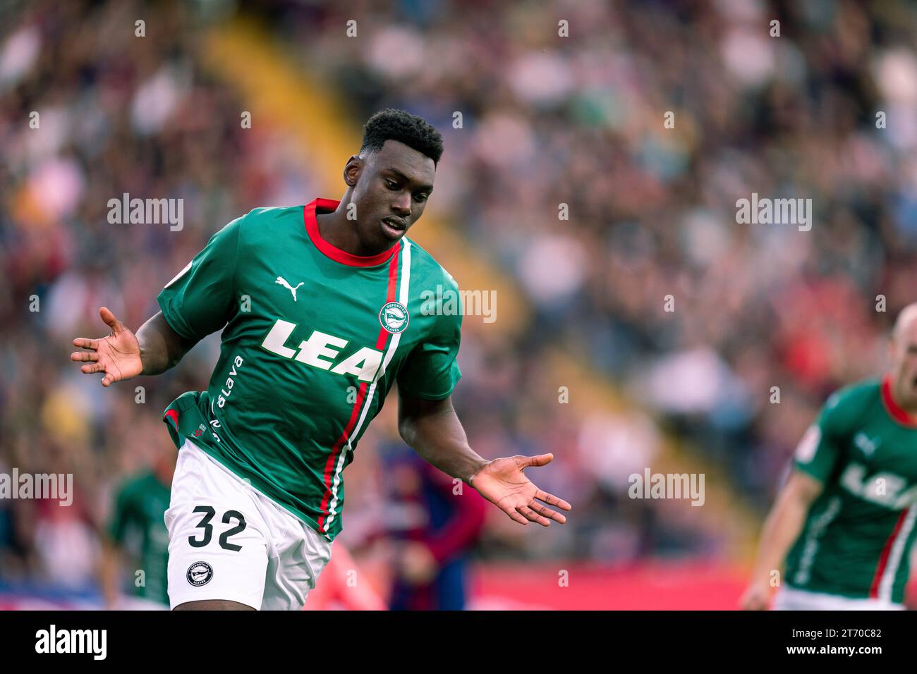 (231113) -- BARCELONE, 13 nov. 2023 (Xinhua) -- SAMU Omorodion d'Alaves célèbre un but lors d'un match de football de la Liga entre le FC Barcelone et le Deportivo Alaves à Barcelone, Espagne, le 12 novembre 2023. (Photo de Joan Gosa/Xinhua) Banque D'Images