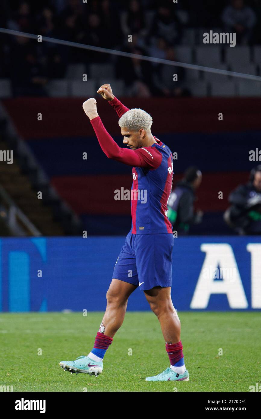 Barcelone, Espagne. 12 novembre 2023. Araujo célèbre la victoire lors du match de LaLiga EA Sports entre le FC Barcelone et le Deportivo Alaves au Estadi Olimpic Lluis Companys à Barcelone, Espagne. Crédit : Christian Bertrand/Alamy Live News Banque D'Images