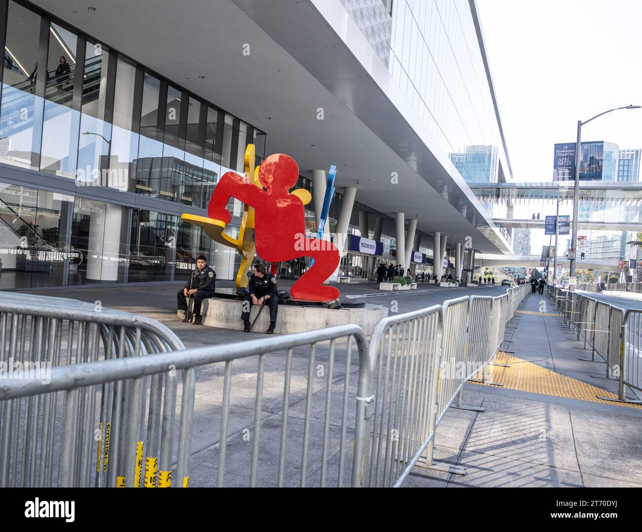 La police est assise devant le Moscone Center, lieu de l'APEC à San Francisco le 12 novembre 2023. Certaines parties de la ville sont en cours de nettoyage et transformées en une zone de haute sécurité pour le sommet de la coopération économique Asie-Pacifique (APEC) qui comprendra une rencontre entre le président Joe Biden et le président chinois Xi Jinping. Photo de Terry Schmitt/UPI photo de Terry Schmitt/UPI Banque D'Images