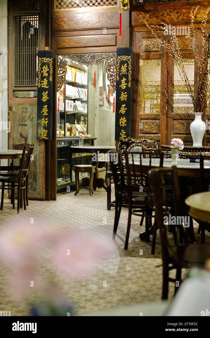 Intérieur de Warung Old China, un restaurant Peranakan dans le centre-ville de Kuala Lumpur, Malaisie avec des meubles traditionnels chinois en bois noir du détroit Banque D'Images