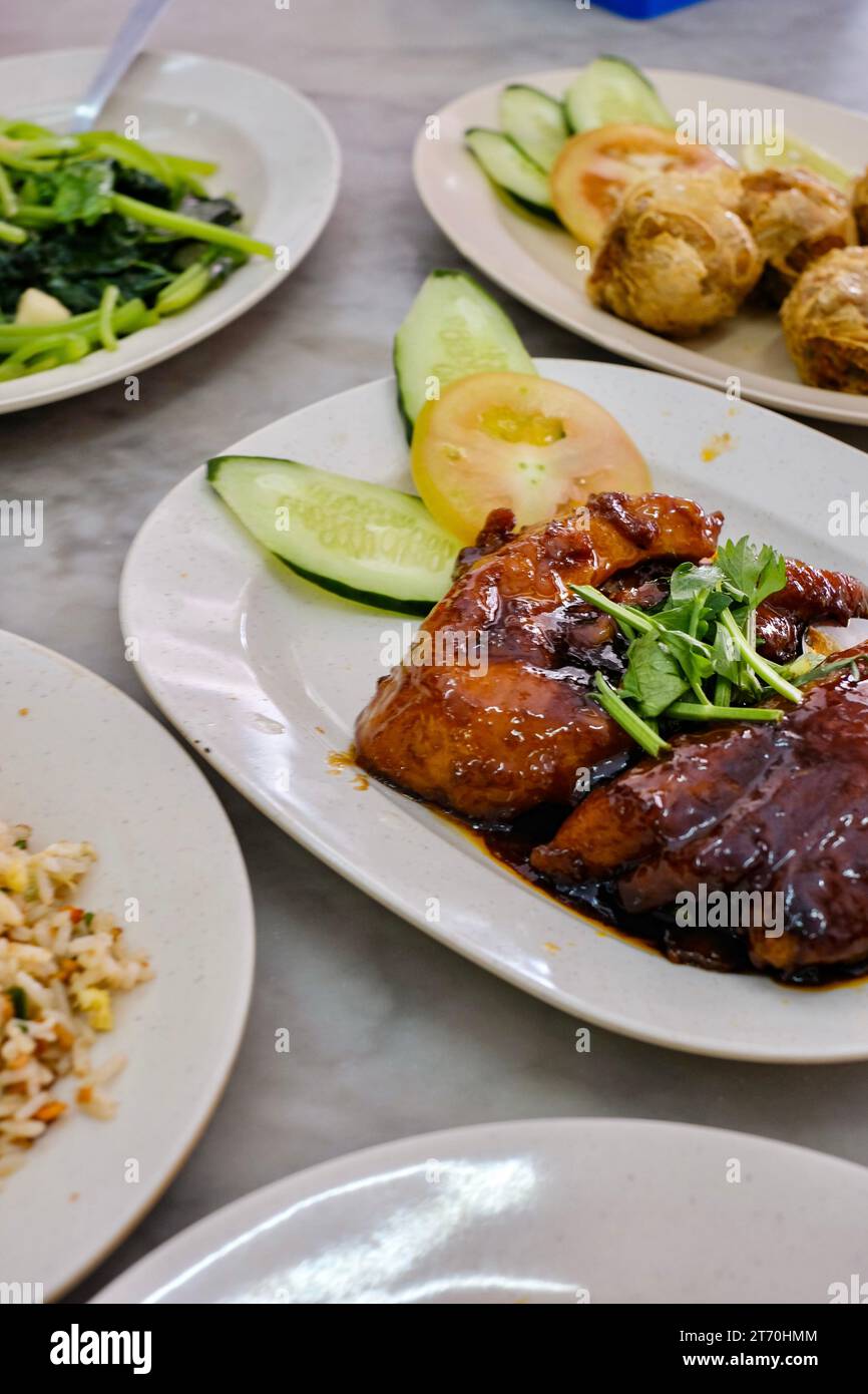 Un repas de riz frit au crabe, boulettes de chair de crabe, côtes de porc BBQ collantes et feuilles de patate douce sautées à l'ail dans un restaurant Hokkien im Kuala Lumpur Banque D'Images