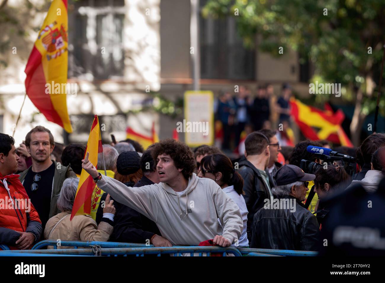 Les Protestants Chantent Des Slogans Et Portent Des Drapeaux Espagnols ...