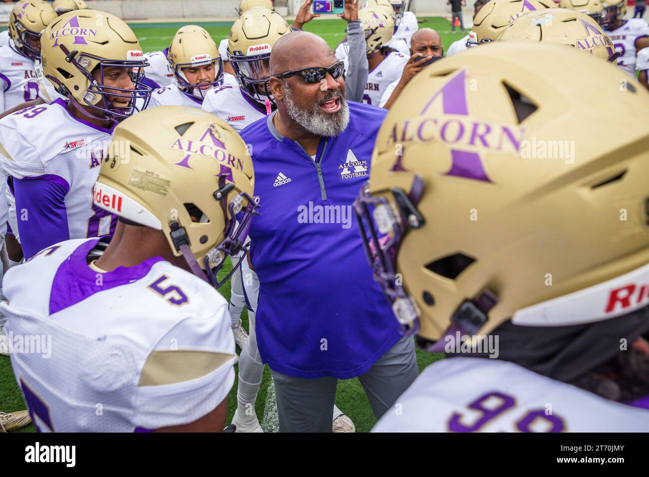 12 novembre 2023 : l'entraîneur-chef des Alcorn State Braves, Fred McNair, prépare son équipe avant le match de football de la NCAA entre les Alcorn State Braves et les Texas Southern Tigers au Shell Energy Stadium de Houston, Texas. Texas Southern bat Alcorn State 44-10. Prentice C. James via Cal Sport Media Banque D'Images