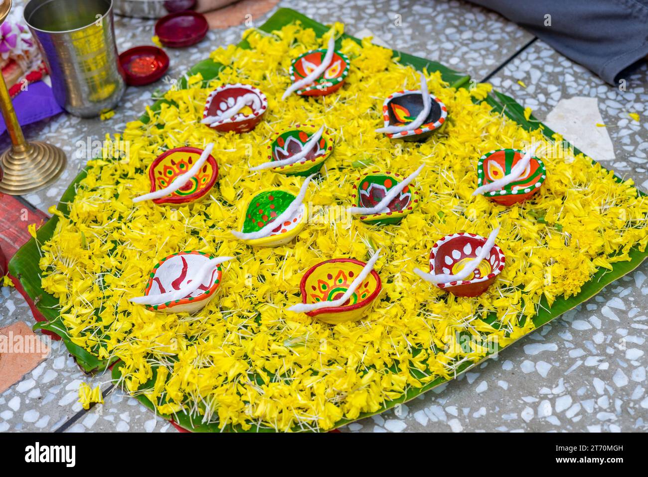 Diwali festival ou diaboli prodip. Festival religieux hindou. Fleur Rangoli pour Diwali ou Festival Pongal. Lampe à huile d'argile. Diwali ou Dipawali Banque D'Images