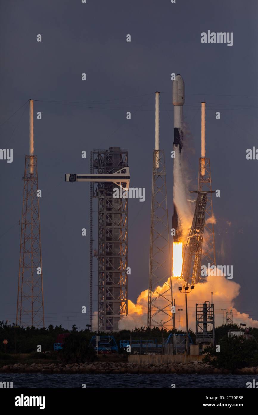 Litoff photos dans et hors des nuages par SpaceX Falcon 9 ses satellites 03b MPower 5&6 Liftoff à 4:08 PM est Cape Canaveral Floride le 12 novembre 2023 de SLC-40 Brevard County. Il s’agit du 84e lancement de SpaceX en 2023 à partir des côtes est et Ouest. (Photo de Scott Schilke/Sipa USA) Banque D'Images