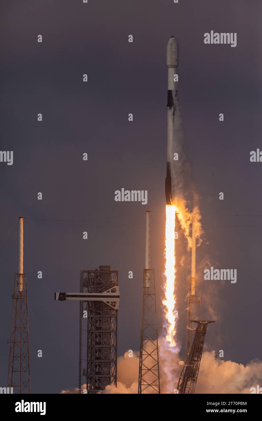 Litoff photos dans et hors des nuages par SpaceX Falcon 9 ses satellites 03b MPower 5&6 Liftoff à 4:08 PM est Cape Canaveral Floride le 12 novembre 2023 de SLC-40 Brevard County. Il s’agit du 84e lancement de SpaceX en 2023 à partir des côtes est et Ouest. (Photo de Scott Schilke/Sipa USA) Banque D'Images