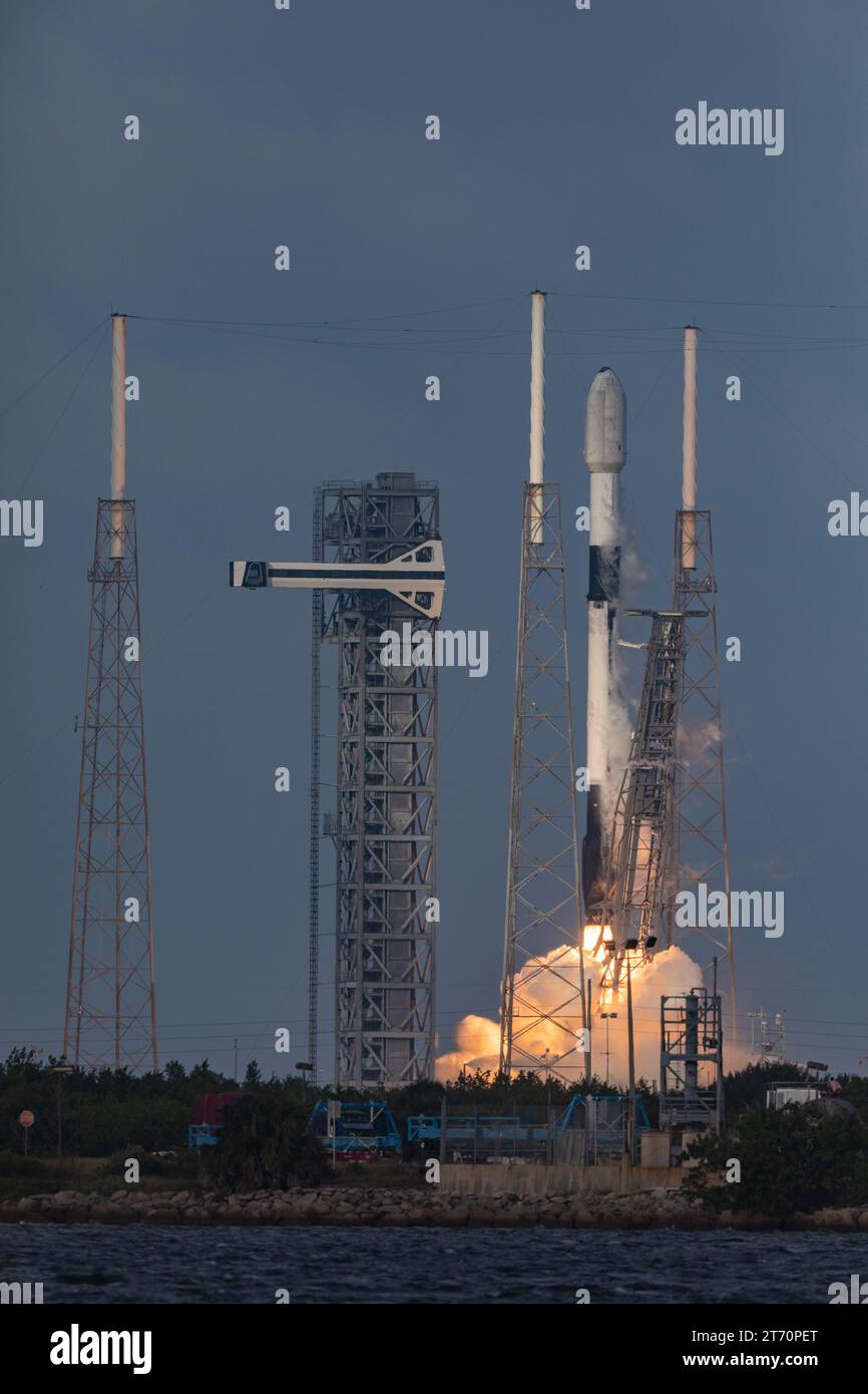 Litoff photos dans et hors des nuages par SpaceX Falcon 9 ses satellites 03b MPower 5&6 Liftoff à 4:08 PM est Cape Canaveral Floride le 12 novembre 2023 de SLC-40 Brevard County. Il s’agit du 84e lancement de SpaceX en 2023 à partir des côtes est et Ouest. (Photo de Scott Schilke/Sipa USA) Banque D'Images