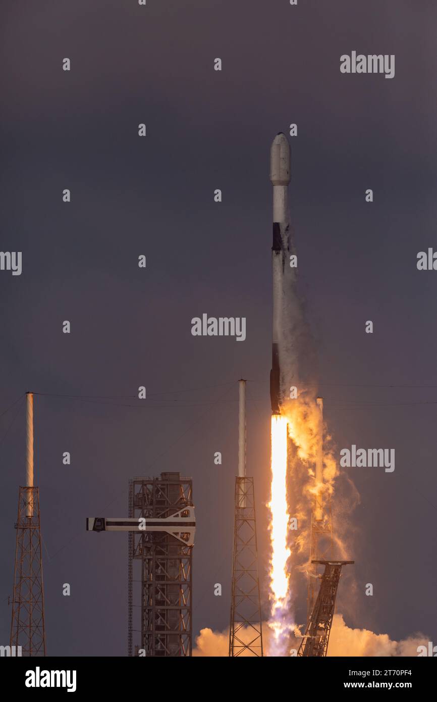 Litoff photos dans et hors des nuages par SpaceX Falcon 9 ses satellites 03b MPower 5&6 Liftoff à 4:08 PM est Cape Canaveral Floride le 12 novembre 2023 de SLC-40 Brevard County. Il s’agit du 84e lancement de SpaceX en 2023 à partir des côtes est et Ouest. (Photo de Scott Schilke/Sipa USA) Banque D'Images