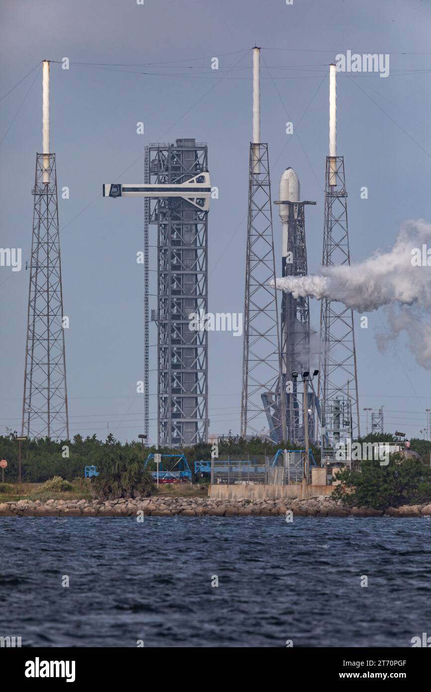 Litoff photos dans et hors des nuages par SpaceX Falcon 9 ses satellites 03b MPower 5&6 Liftoff à 4:08 PM est Cape Canaveral Floride le 12 novembre 2023 de SLC-40 Brevard County. Il s’agit du 84e lancement de SpaceX en 2023 à partir des côtes est et Ouest. (Photo de Scott Schilke/Sipa USA) Banque D'Images