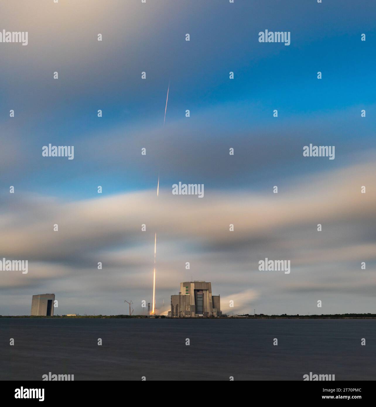 Litoff photos dans et hors des nuages par SpaceX Falcon 9 ses satellites 03b MPower 5&6 Liftoff à 4:08 PM est Cape Canaveral Floride le 12 novembre 2023 de SLC-40 Brevard County. Il s’agit du 84e lancement de SpaceX en 2023 à partir des côtes est et Ouest. (Photo de Scott Schilke/Sipa USA) Banque D'Images