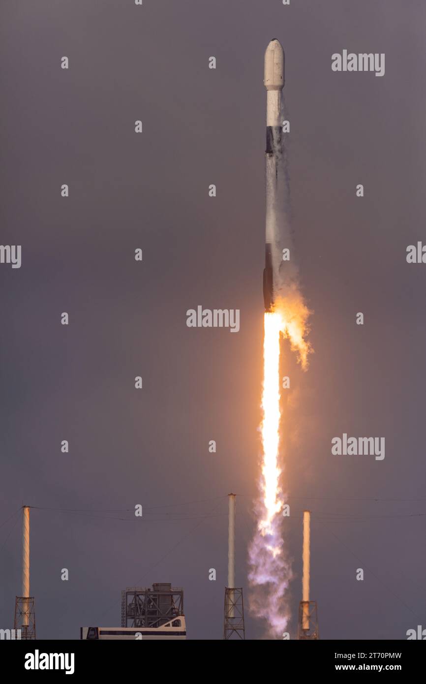 Litoff photos dans et hors des nuages par SpaceX Falcon 9 ses satellites 03b MPower 5&6 Liftoff à 4:08 PM est Cape Canaveral Floride le 12 novembre 2023 de SLC-40 Brevard County. Il s’agit du 84e lancement de SpaceX en 2023 à partir des côtes est et Ouest. (Photo de Scott Schilke/Sipa USA) Banque D'Images