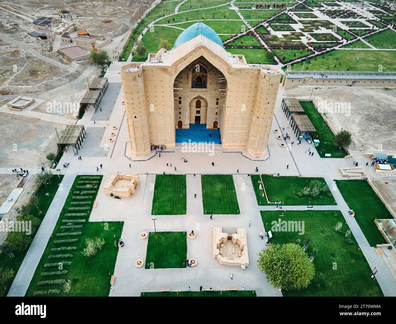 Vue aérienne par drone du mausolée de Khoja Ahmed Yasavi dans la ville de Turkestan ancien bâtiment au sud du Kazakhstan Banque D'Images
