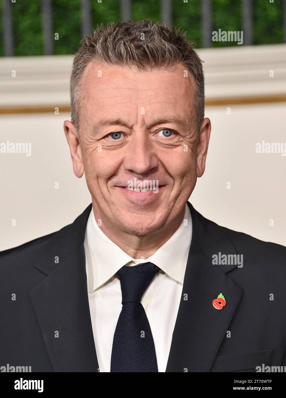 Westwood, États-Unis. 12 novembre 2023. Peter Morgan arrive à la première à Los Angeles de la partie 1 de la saison finale de "THE CROWN" qui s'est tenue au Westwood Regency Village Theatre le 12 novembre 2023 à Westwood, Californie. © Lisa OConnor/AFF-USA.com crédit : AFF/Alamy Live News Banque D'Images