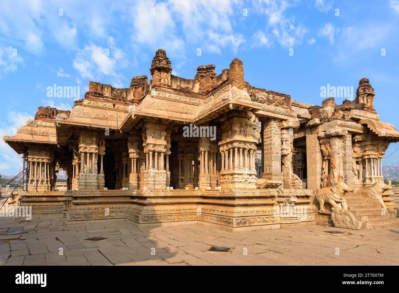 Ruines antiques de l'architecture en pierre à l'intérieur du complexe du temple Vijaya Vittala à Hampi Karnataka, Inde. Banque D'Images