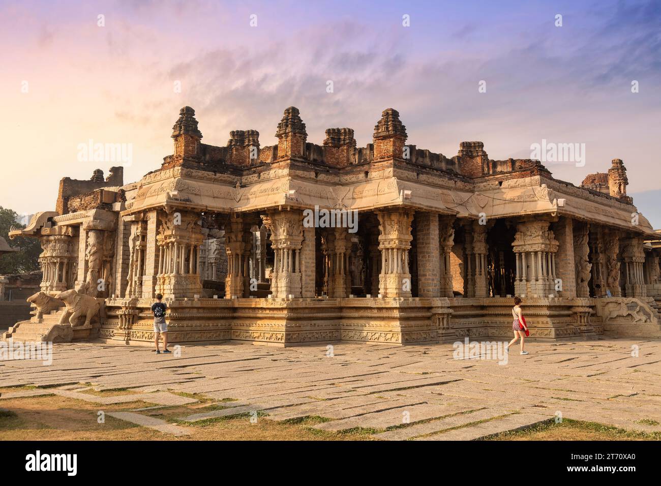 Ruines antiques de l'architecture en pierre à l'intérieur du complexe du temple Vijaya Vittala à Hampi Karnataka, Inde. Banque D'Images