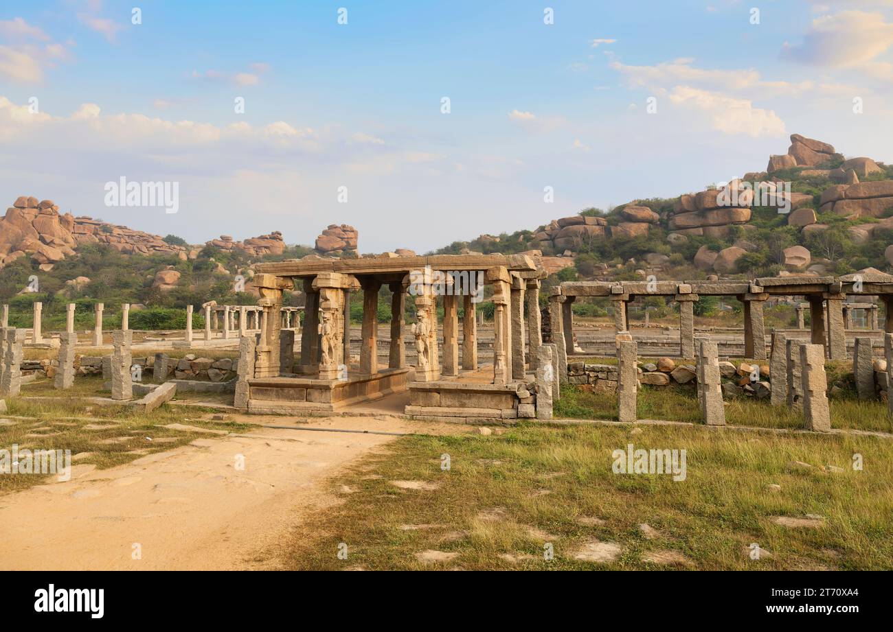 Ancienne architecture en pierre ruines de l'étang de Pushkarni au complexe du temple Vijaya Vittala à Hampi, Karnataka, Inde Banque D'Images